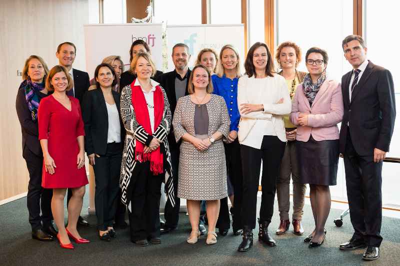 Gruppenfoto der Teilnehmer mit Bundesministerin Dr. Sophie Karmasin