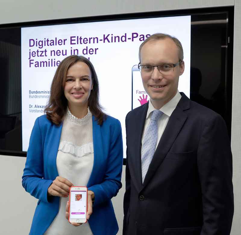 BILD zu OTS - Sophie Karmasin und Alexander Biach bei der gemeinsamen Pressekonferenz zur PrŠsentation des Eltern-Kind-Passes.