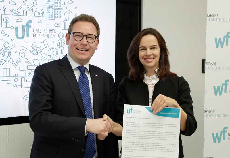 Familienministerin Sophie Karmasin begrüßt den ORF Vorarlberg als 440. Partner im Netzwerk "Unternehmen für Familien". ORF-Landesdirektor Markus Klement nahm die Commitment-Urkunde und den Willkommensbaum in Wien entgegen. 