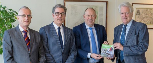 Nieuwe uitgave 'Klimaatadaptatie en Omgevingswet - Living Lab Overijssel' in ontvangst genomen Nieuwe uitgave 'Klimaatadaptatie en Omgevingswet - Living Lab Overijssel' in ontvangst genomen