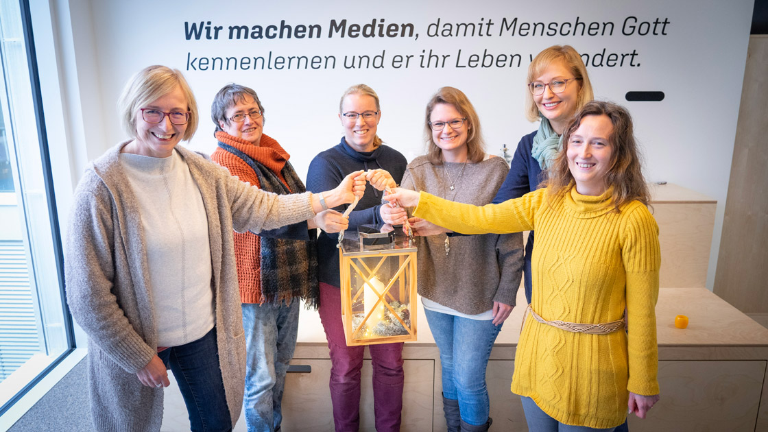 Teamfoto mit Laterne