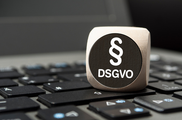 DSGVO und Arbeitnehmerhaftung: Wie sieht es aus, wenn der Arbeitnehmer gegen den Datenschutz verstoßen hat? (© Stockwerk-Fotodesign - stock.adobe.com)