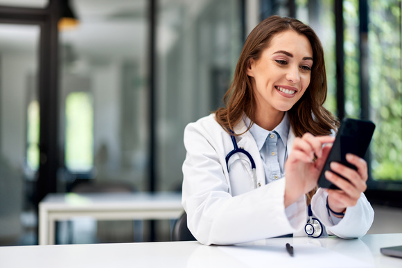 Das Handy bei der Arbeit - ist das erlaubt? (© bnenin - stock.adobe.com)