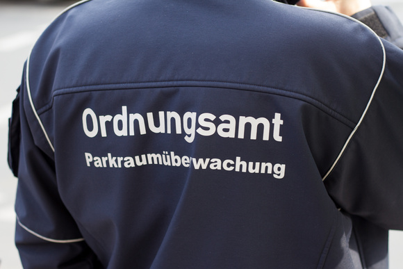 Digitale Parkraumkontrolle: Wie Scan-Autos Falschparker kontrollieren (© hanohiki - stock.adobe.com)
