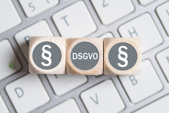 DSGVO und Selbstbestimmungsrecht der Kirche: Welche Gesetze bestehen für kirchlichen Datenschutz? (© fotogestoeber - stock.adobe.com)