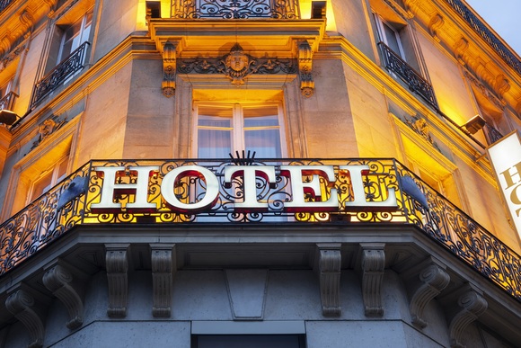 OLG Frankfurt am Main: Vermietung an Stadt verletzt Hotel-Pachtvertrag nicht (© Brian Jackson - stock.adobe.com)